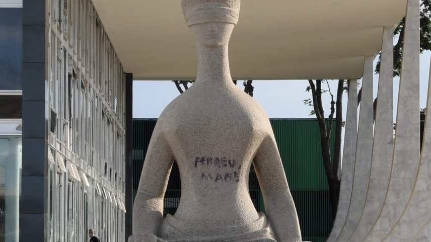 Estátua 'A Justiça', pichada com a frase 'Perdeu, mané' durante o 8 de Janeiro por Débora Rodrigues dos Santos (Foto: Carlos Moura/SCO/STF)