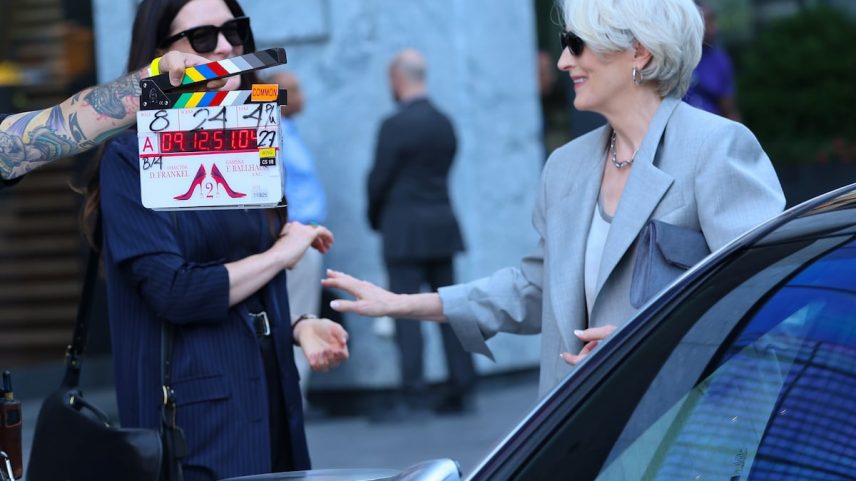 Anne Hathaway e Meryl Streep durante as filmagens de 'O Diabo Veste Prada 2' em Hudson Yards (Nova York), no dia 29 de julho. (Foto: Jose Perez (GC/Getty Images))