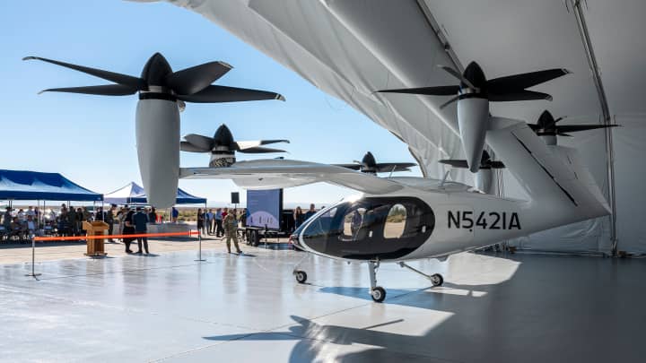 A aeronave elétrica de decolagem e pouso vertical (eVTOL) da Joby Aviation durante um evento na Base da Força Aérea de Edwards, em Edwards, Califórnia, EUA, na segunda-feira, 25 de setembro de 2023. A start-up de táxi aéreo Joby Aviation Inc. anunciou hoje que entregou seu primeiro eVTOL para a Força Aérea dos EUA. (Foto: Bloomberg | Bloomberg | Getty Images)