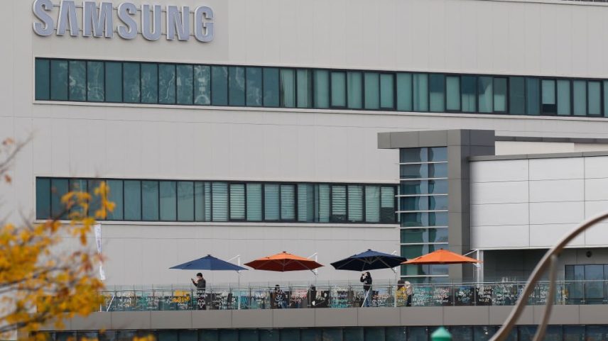 Segundo Lee Jong-hwan, professor da Universidade de Sangmyung em Seul, a Apple preferiu a Samsung por ela possuir plantas nos EUA, o que a torna mais competitiva em um cenário de tarifas (Foto: NurPhoto / Colaborador/Getty Images)