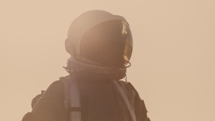 Retrato de astronauta em traje espacial e capacete. (Foto: Nisian Hughes | Stone | Getty Images)