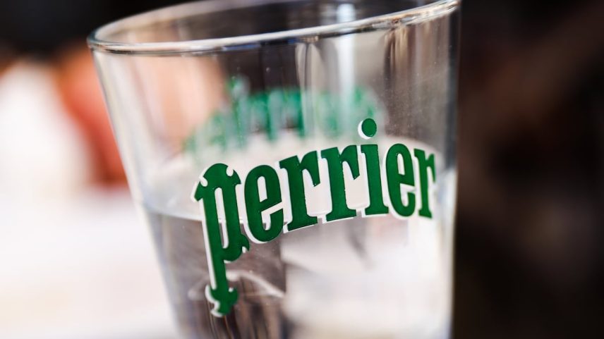 Logo da Perrier é visto em um copo de água em um restaurante em Madrid, Espanha, em 28 de junho de 2022. (Foto: Jakub Porzycki/NurPhoto via Getty Images)