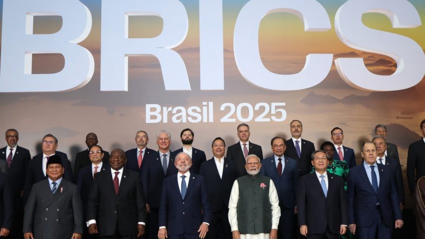 Os chefes de Estado posam para foto de encerramento da cúpula do Brics 2025 no Rio (Foto: Alexandre Brum/BricsBrasil)