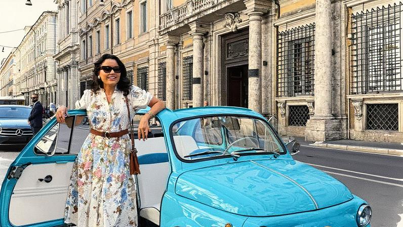 Daniela Filomeno em passeio panorâmico por Roma a bordo de um antigo Fiat 500 (Foto: CNN Viagem & Gastronomia)