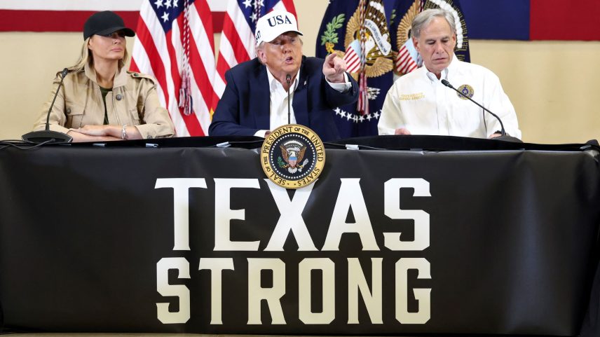 O presidente dos EUA, Donald Trump, a primeira-dama Melania Trump e o governador do Texas, Greg Abbott, participam de uma mesa-redonda com socorristas e autoridades locais, no Hill Country Youth Center, em Kerrville, Texas, EUA, 11 de julho de 2025. (Foto: Kevin Lamarque/Reuters)