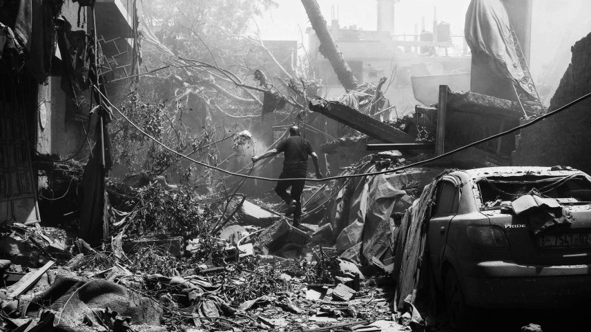 Palestino caminha sobre escombros em bairro da Cidade de Gaza (Foto: Omar Al-Qattaa - 31.mai.25/AFP)