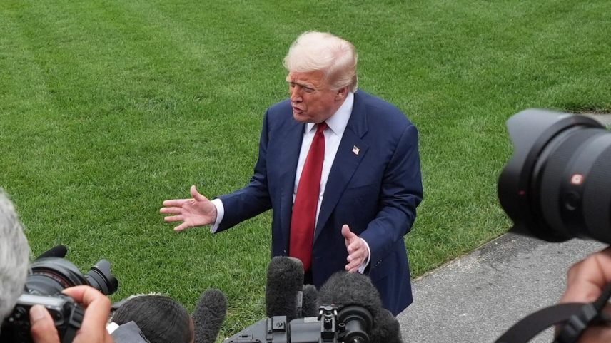 Donald Trump, presidente dos Estados Unidos, em entrevista no jardim da Casa Branca (Foto: Jacquelyn Martin/AP)