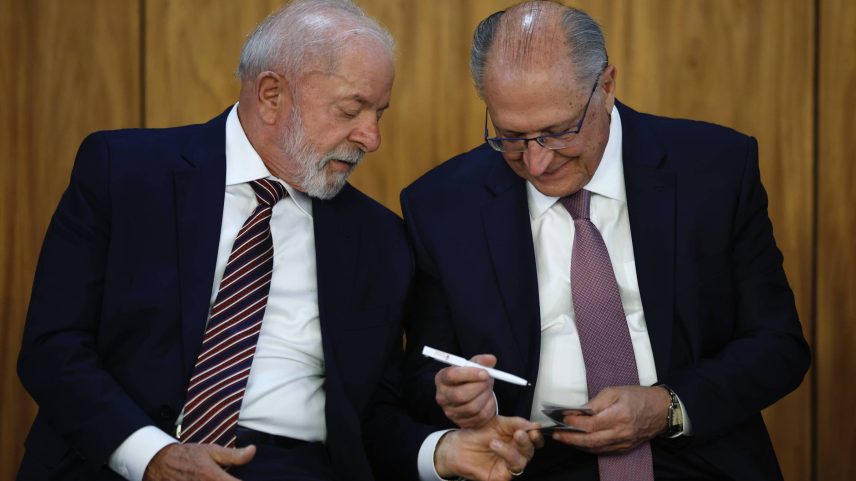 O presidente Lula (PT), acompanhado do vice-presidente Geraldo Alckmin (PSB), participa de cerimônia de sanção do Programa Acredita Exportação, no Palácio do Planalto (Foto: Pedro Ladeira - 28.jul.25/Folhapress)
