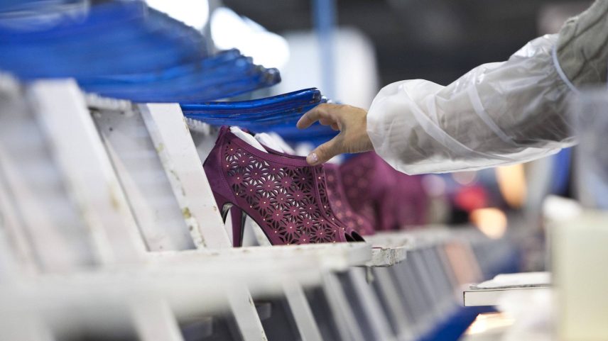 Linha de produção de sapatos em fábrica do Rio Grande do Sul (Foto: Ricardo Jaeger/Folhapress)