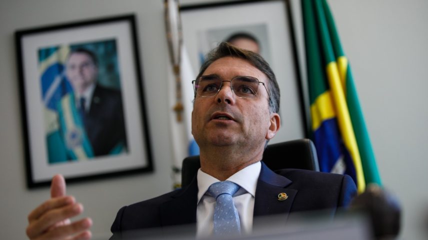 Flávio Bolsonaro em seu gabinete no Senado Federal, em Brasília (Foto: Brenno Carvalho / Agência O Globo)