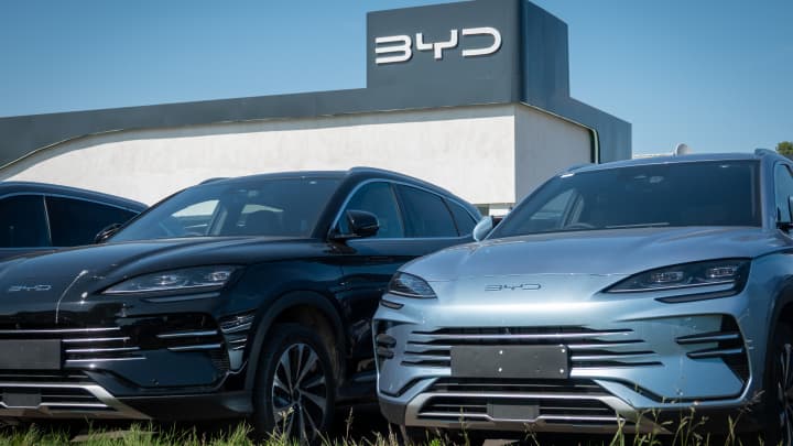 Apesar da desaceleração em julho, a BYD mantém sua liderança no competitivo mercado de veículos elétricos da China. (Foto: Anna Barclay | Getty Images News | Getty Images)