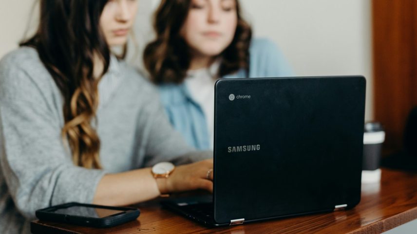Jovem Aprendiz tem até 10% mais chance de conseguir entrar no mercado formal de trabalho (Foto: Brooke Cagle Unsplash/Reprodução)