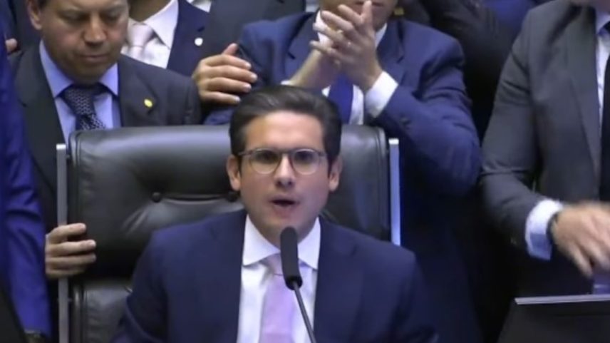 Hugo Motta retoma a cadeira de presidente da Câmara após negociar com a oposição (Foto: Reprodução/TV Câmara)