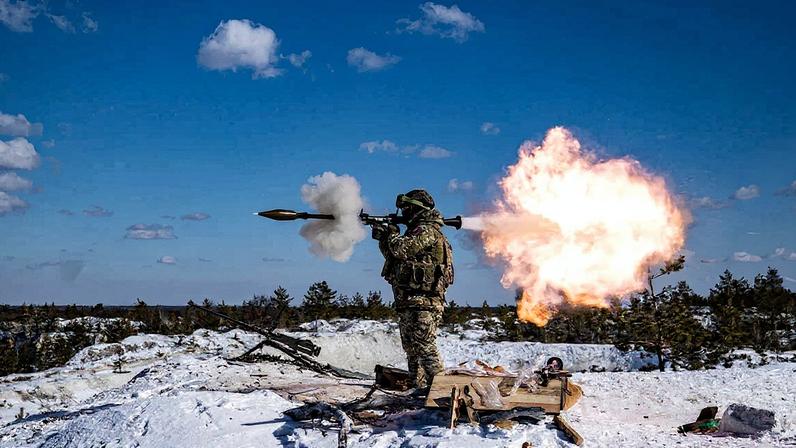 Um soldado ucraniano prova um lançacohetes em Donetsk (Ucrânia) em fevereiro passado. (Foto: Roman Chop/Global Images Ukraine/Getty Images)