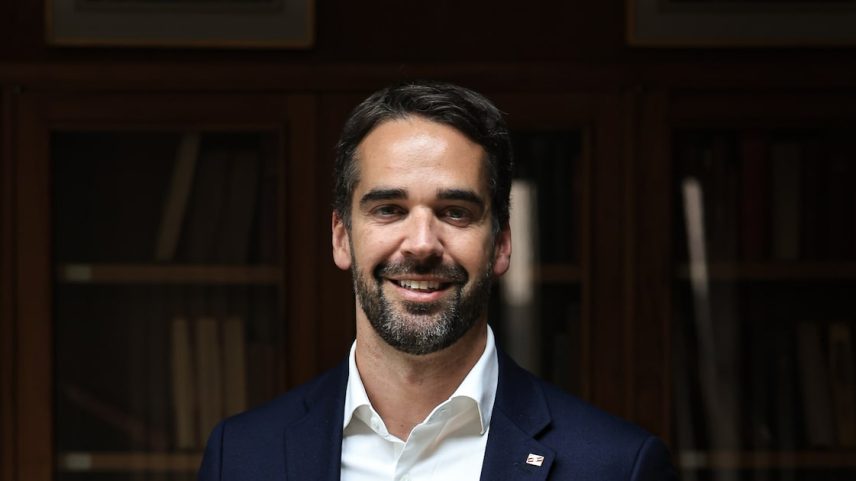 Eduardo Leite disse à Coluna que o presidente Lula precisa fazer um gesto pelo país e ligar urgentemente para Donald Trump. (Foto: Vitor Rosa/Secom-RS)