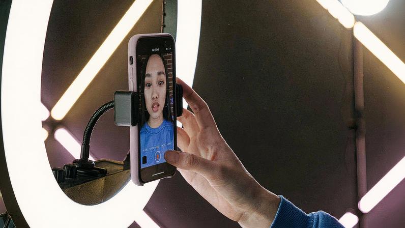 Minoria vive exclusivamente da renda da criação de conteúdo (Foto: Ivan Samkov/Pexels)