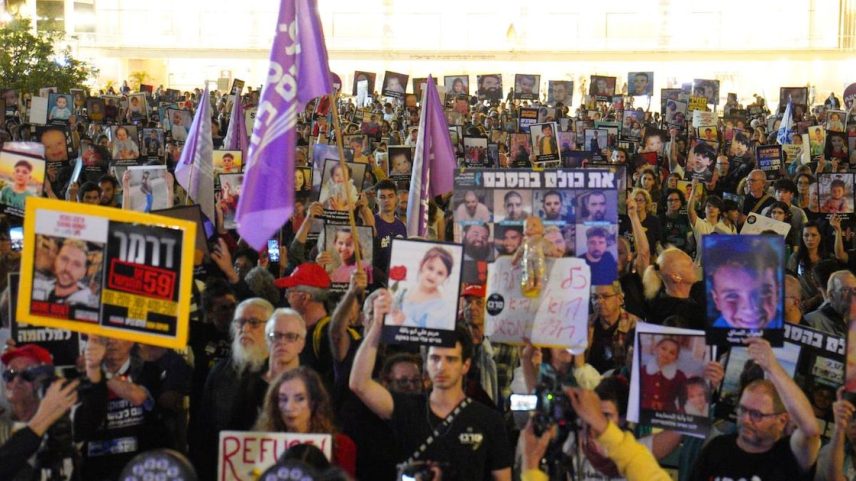 Manifestantes do Standing Together protestam pela volta dos reféns e o fim da guerra na Praça dos Sequestrados, em Tel-Aviv (Foto: Saeed Qaq/Standing Together)