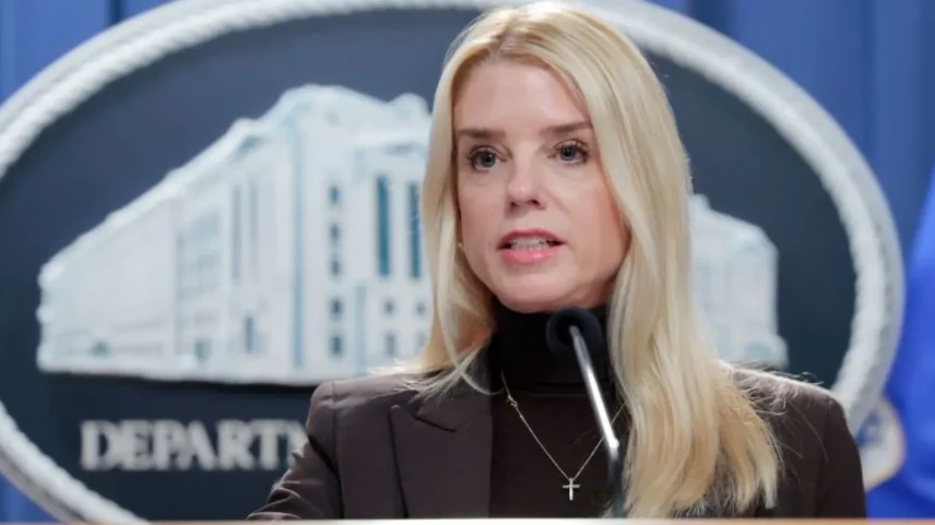 Pam Bondi orientou um promotor a apresentar evidências a um grande júri (Foto: AFP)