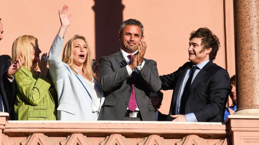 Karina Milei, Martín Menem e Javier Milei no balcão da Casa Rosada em 2024. (Foto: SOPA Images/SOPA Images/LightRocket via Getty Images)