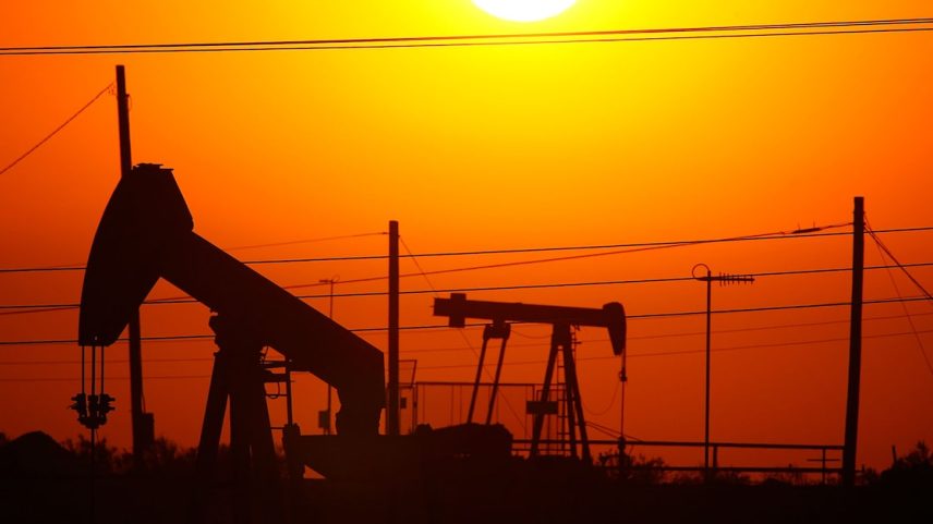 Baixos preços podem reduzir investimentos futuros em produção fora da OPEP+, o que pode, eventualmente, elevar os preços. (Foto: David McNew/Getty)