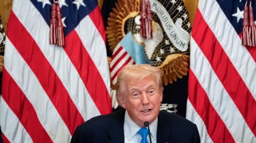 Com renúncia no Fed, Trump ganha espaço para influenciar futura liderança da política monetária (Foto: Allison Robbert/Bloomberg)