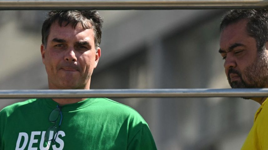Flávio Bolsonaro ao lado do governador do Rio, Cláudio Castro, em ato em Copacabana (Foto: Mauro Pimentel/AFP)