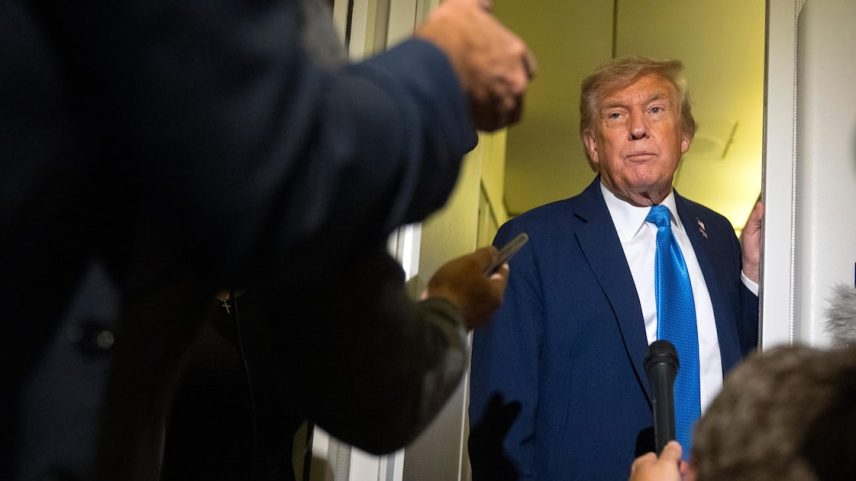 Donald Trump, presidente dos EUA, a bordo do Força Aérea Um em 16 de junho (Foto: Mark Schiefelbein/AP)