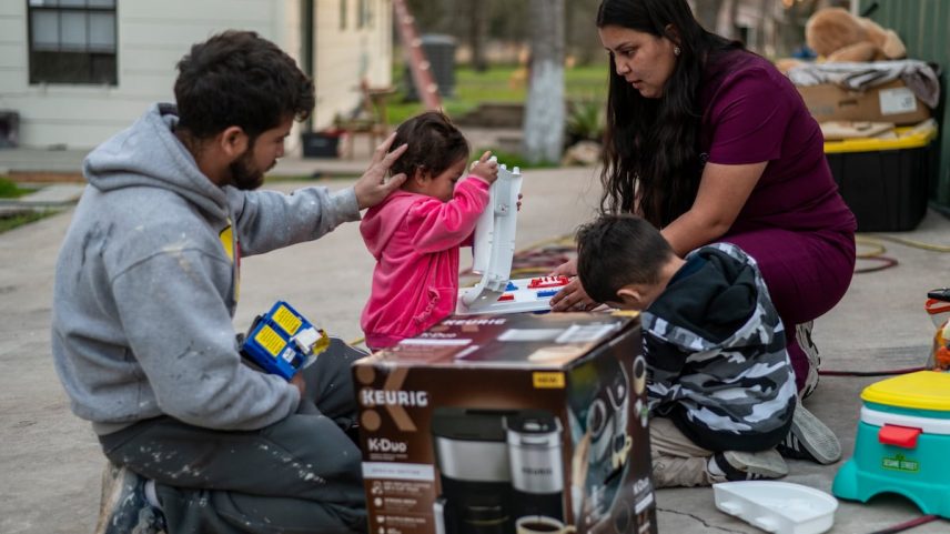 Família beneficiária do programa DACA, em janeiro de 2024, no Texas. (Foto: The Washington Post via Getty Im)