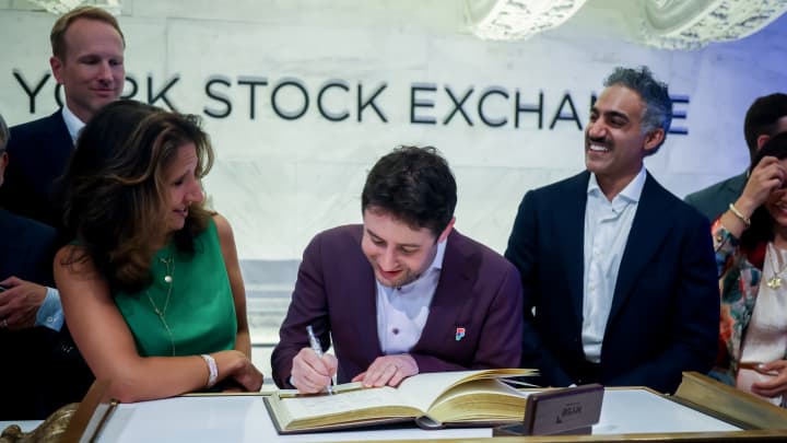 Dylan Field, cofundador e CEO da Figma, assina o livro de visitas no piso da Bolsa de Valores de Nova York em Nova York no dia 31 de julho de 2025. (Foto: Michael Nagle | Bloomberg | Getty Images)