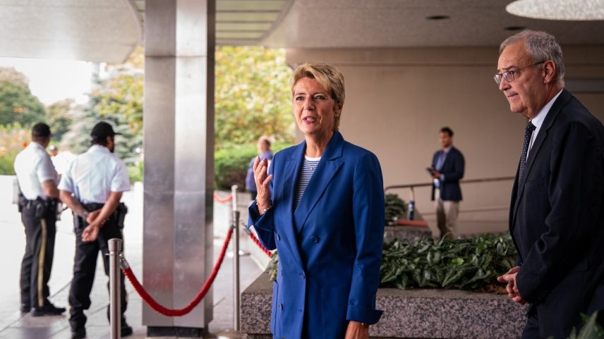 A presidente da Suíça, Karin Keller-Sutter, e o ministro da Economia, Guy Parmelin, falam com a imprensa após reuniões no Departamento de Estado dos EUA (Foto: Bloomberg)