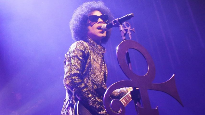 A Prince se uniu à Amazon para mercadorias e roupas oficiais que já estão disponíveis para compra: Veja como encontrar, comprar e adquirir camisetas e moletons online. (Foto: Reprodução)
