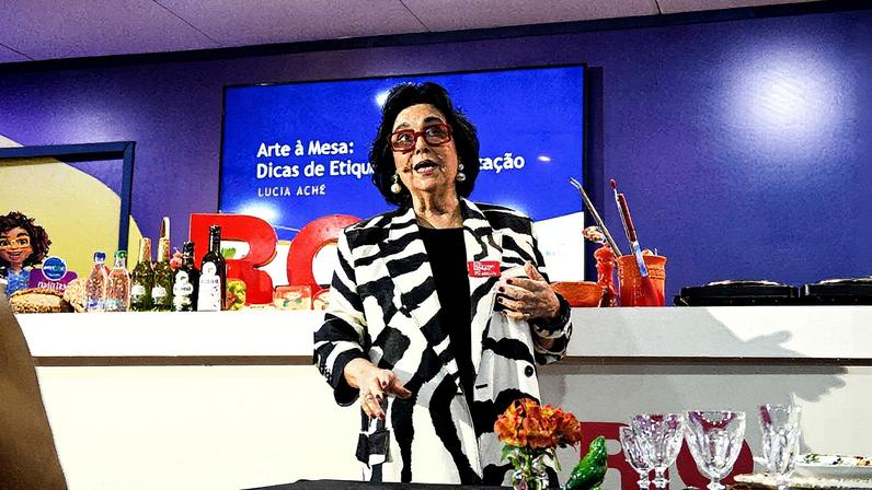 A especialista em etiqueta Lucia Aché deu aula sobre postura à mesa (Foto: Alex Ferro)