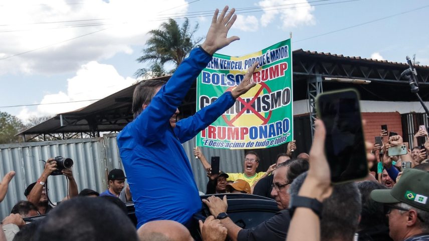 Bolsonaro acena a aliados durante evento em Brasília (Foto: Brenno Carvalho/OGLOBO)