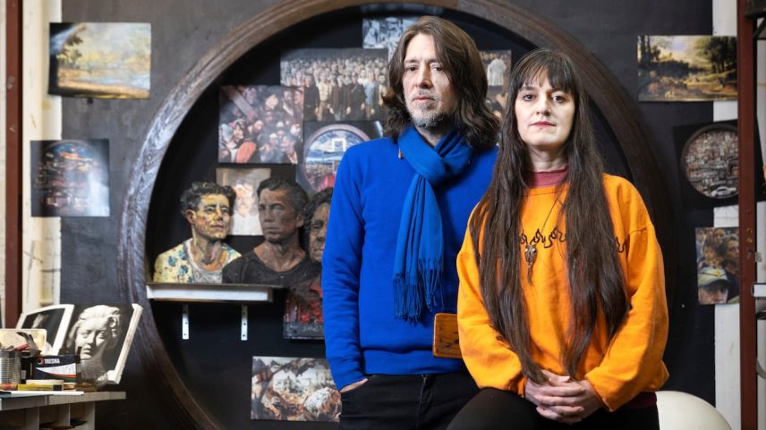 Manuel Mendanha e Juliana Lafitte posam em seu ateliê em Palermo, em Buenos Aires. Atrás, os esboços dos personagens de 'Manifestação', com a qual homenagearam o pintor argentino Antonio Berni. (Foto: Mariana Eliano)