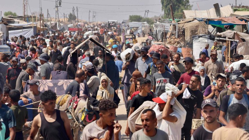 Palestinos carregam ajuda humanitária na área de Al-Mawasi, no sul de Gaza - 30.jul.25 (Foto: AFP)