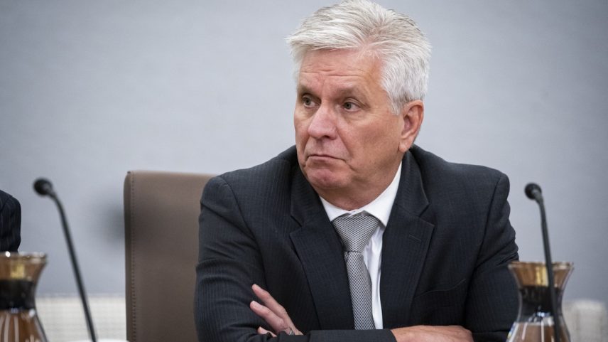 Diretor do FED, Christopher Waller, se torna o favorito de Trump para ocupar o cargo de Powell (Foto: Al Drago/Bloomberg)
