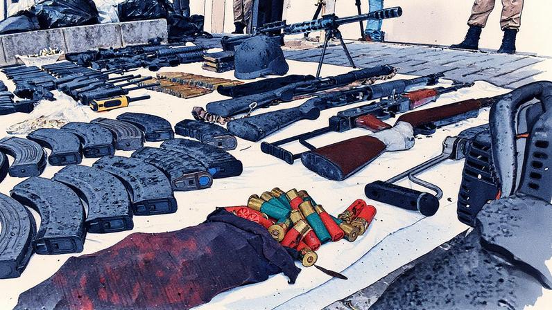 Armamento utilizado por suspeitos de integrar quadrilha de roubos a bancos que foram mortos em Varginha (MG) (Foto: Franco Junior/g1)