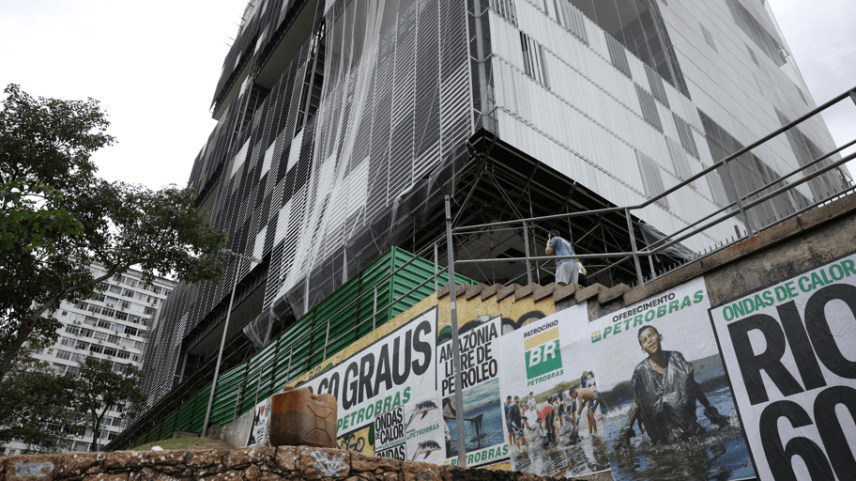 Cartazes cobrem um muro em frente à sede da Petrobras, estatal de petróleo brasileira, em protesto contra a exploração de petróleo na Amazônia, no Rio de Janeiro, Brasil 30/05/2025 (Foto: REUTERS/Pilar Olivares)