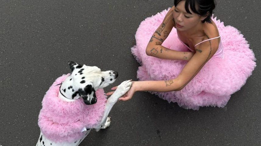A influenciadora que está conquistando a internet por combinar looks com sua cachorrinha (Foto: Reprodução/Instagram @yuki_injo)
