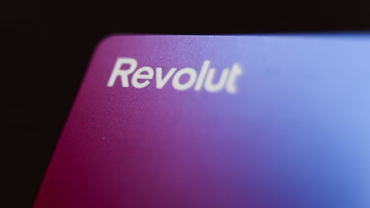 Cartões Revolut são vistos nesta foto ilustrativa tirada em Cracóvia, Polônia, em 29 de março de 2024. (Foto: Jakub Porzycki | Nurphoto | Getty Images)