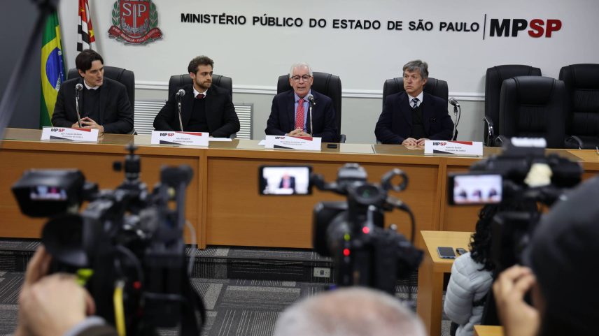 Os promotores do MP-SP, da esquerda para direita, Igor Volpato Bedone, João Ricupero, o procurador-geral de Justiça, Paulo Sérgio de Oliveira e Costa, e o promotor Roberto Bodini durante coletiva de imprensa sobre a Operação Ícaro (Foto: Divulgação MP-SP)