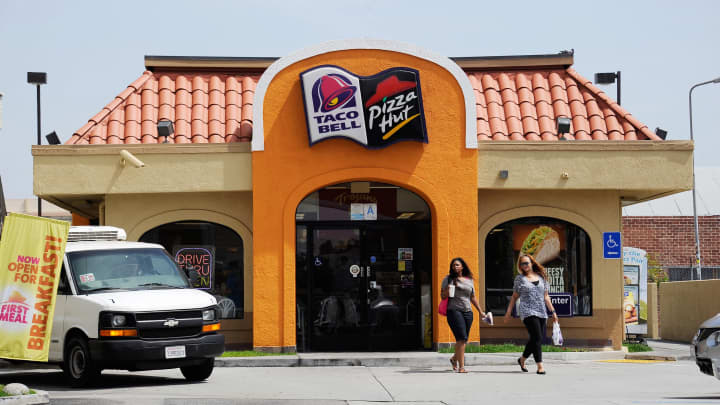 Clientes saem de um restaurante Taco Bell e Pizza Hut durante o horário de almoço em Los Angeles, Califórnia. (Foto: Kevork Djansezian | Getty Images)