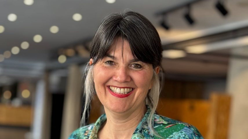 A escritora, que sobreviveu ao tsunami que assolaram a costa de Ásia-Pacífico em novembro de 2004, publica “Kokoro e o mar” (Foto: Reprodução)