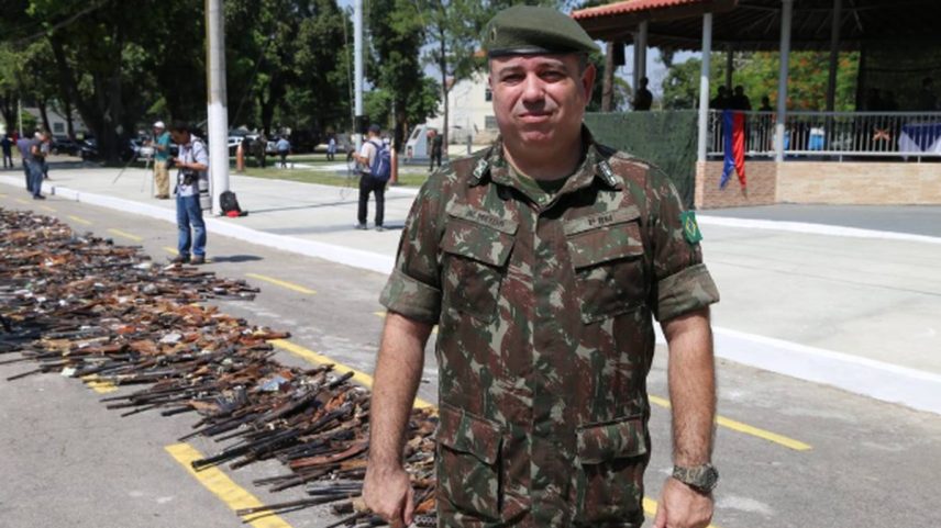 Tenente-coronel Alexandre de Almeida numa apresentação de destruição de armas pelo Exército (Foto: Reprodução do Exército)