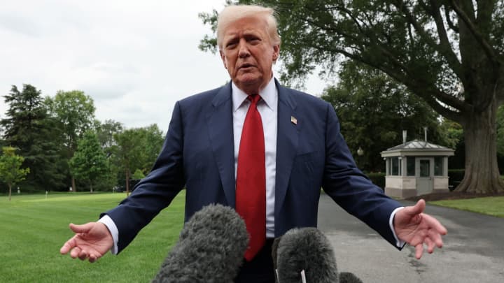 O presidente dos EUA, Donald Trump, fala com repórteres antes de embarcar no Marine One para partir para Nova Jersey, na Casa Branca em Washington, D.C., EUA, 1º de agosto de 2025. (Foto: Jonathan Ernst | Reuters)
