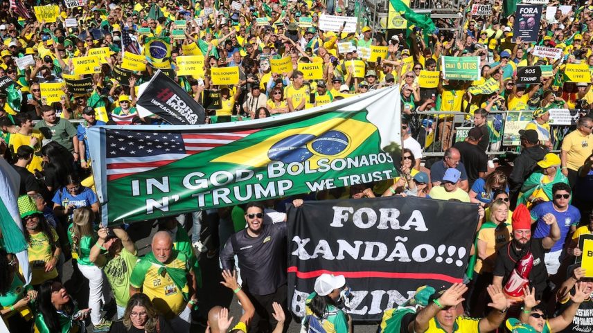 Manifestação bolsonarista na avenida Paulista, com demonstrações de apoio a Donald Trump, que pressiona para barrar julgamento de Bolsonaro (Foto: Felipe Rau/Estadão)