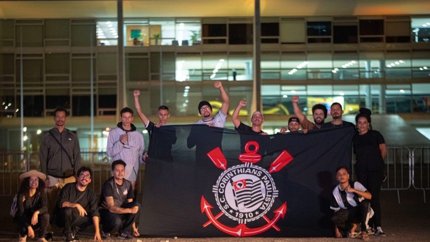 A ajuda da torcida do Corinthians nos vetos a PEC do Licenciamento (Foto: Central da Cop)