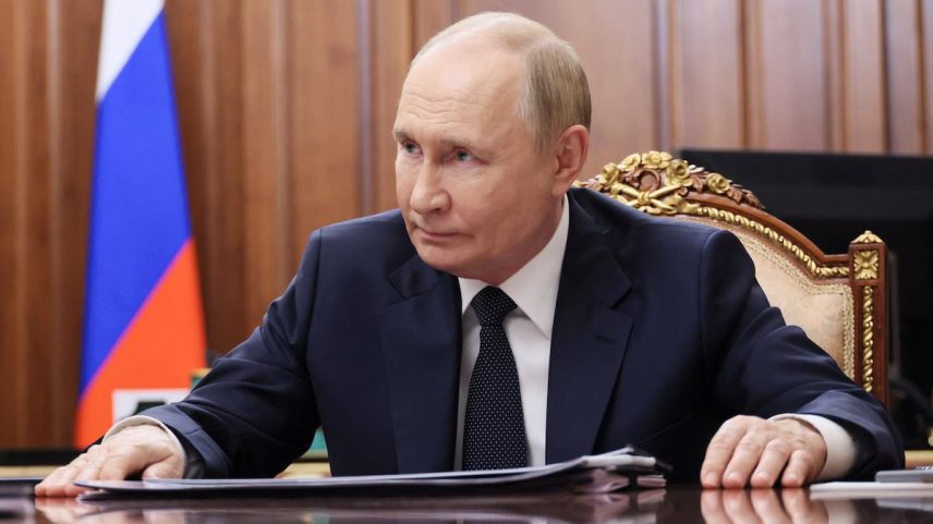 Vladímir Putin, presidente da Rússia, durante uma reunião com o governador prorrusso da região ucraniana ocupada por Moscou de Donetsk, Denish Pushilin, nesta segunda-feira no Kremlin. (Foto: Mikhail Metzel via REUTERS)