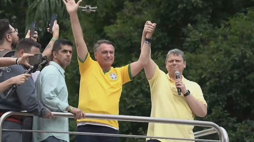Bolsonaro e Tarcisio de Freitas em ato na Avenida Paulista: a foto, claro, é de arquivo (Foto: Reprodução YouTube)