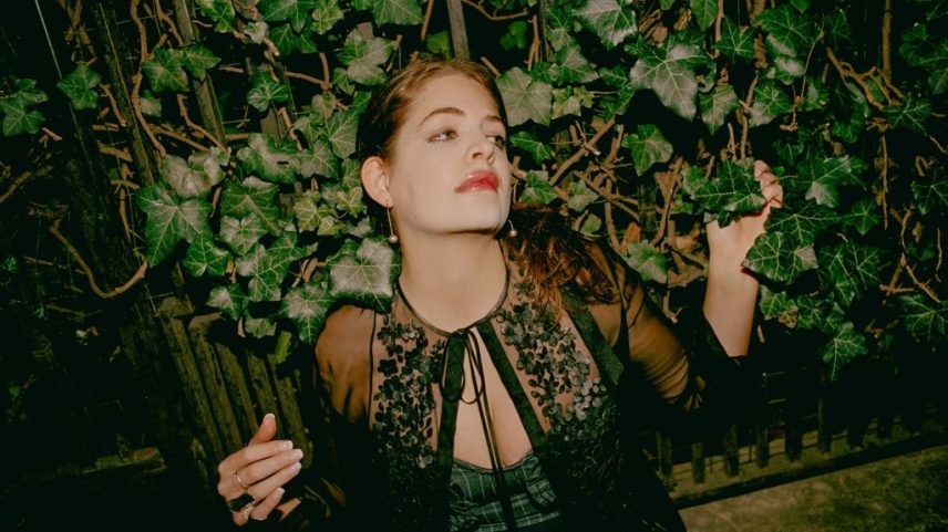 Indy Yelich, a irmã mais nova de Lorde, não hesita em falar sobre seu novo EP 'Fame Is a Bedroom', que ela comentou em uma entrevista para a 'Billboard'. (Foto: Reprodução)